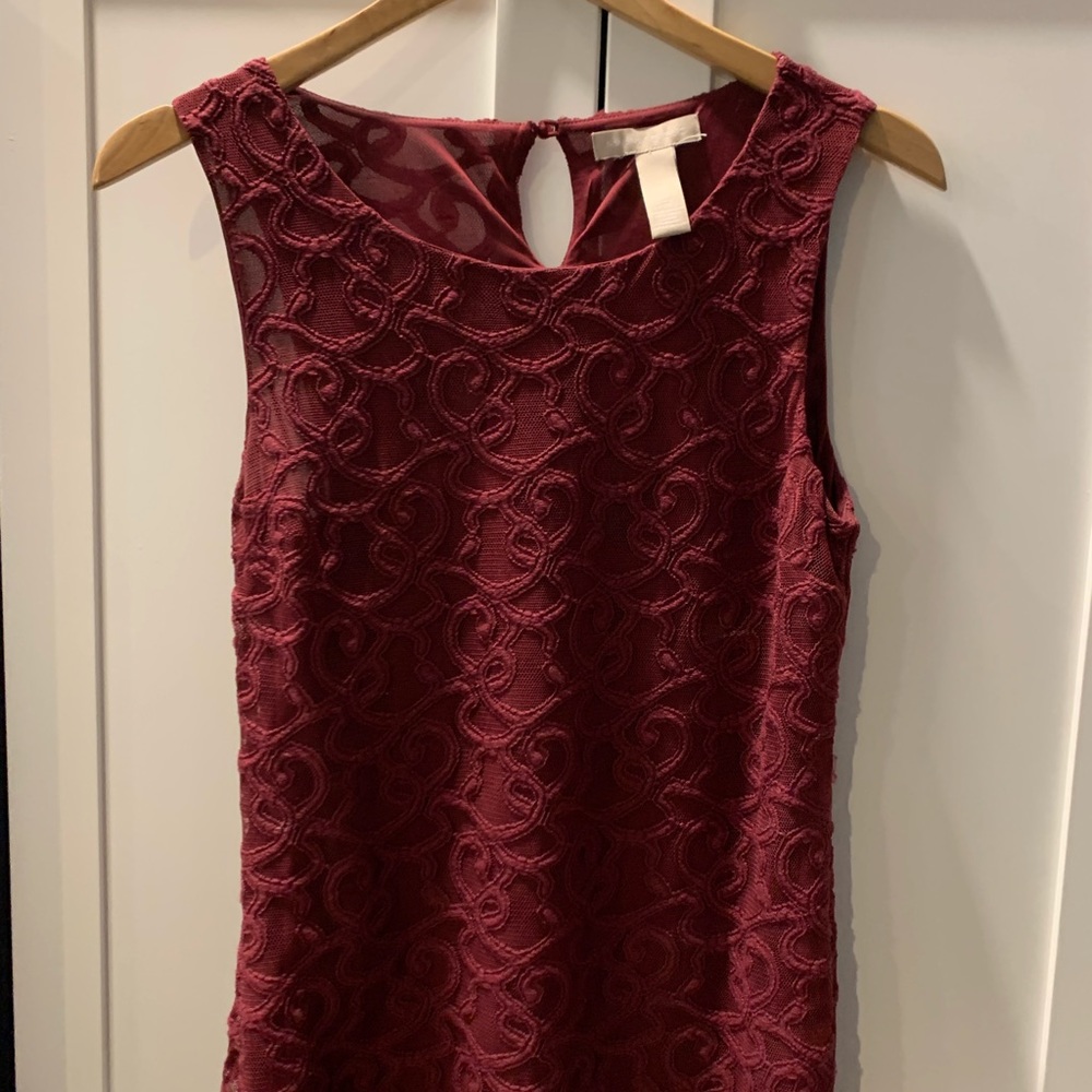 Beautiful and classic top very feminine.